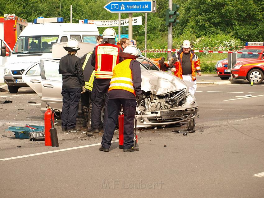 Schwerer Unfall mit Reisebus Lohmar Donrather Dreieck P131.JPG